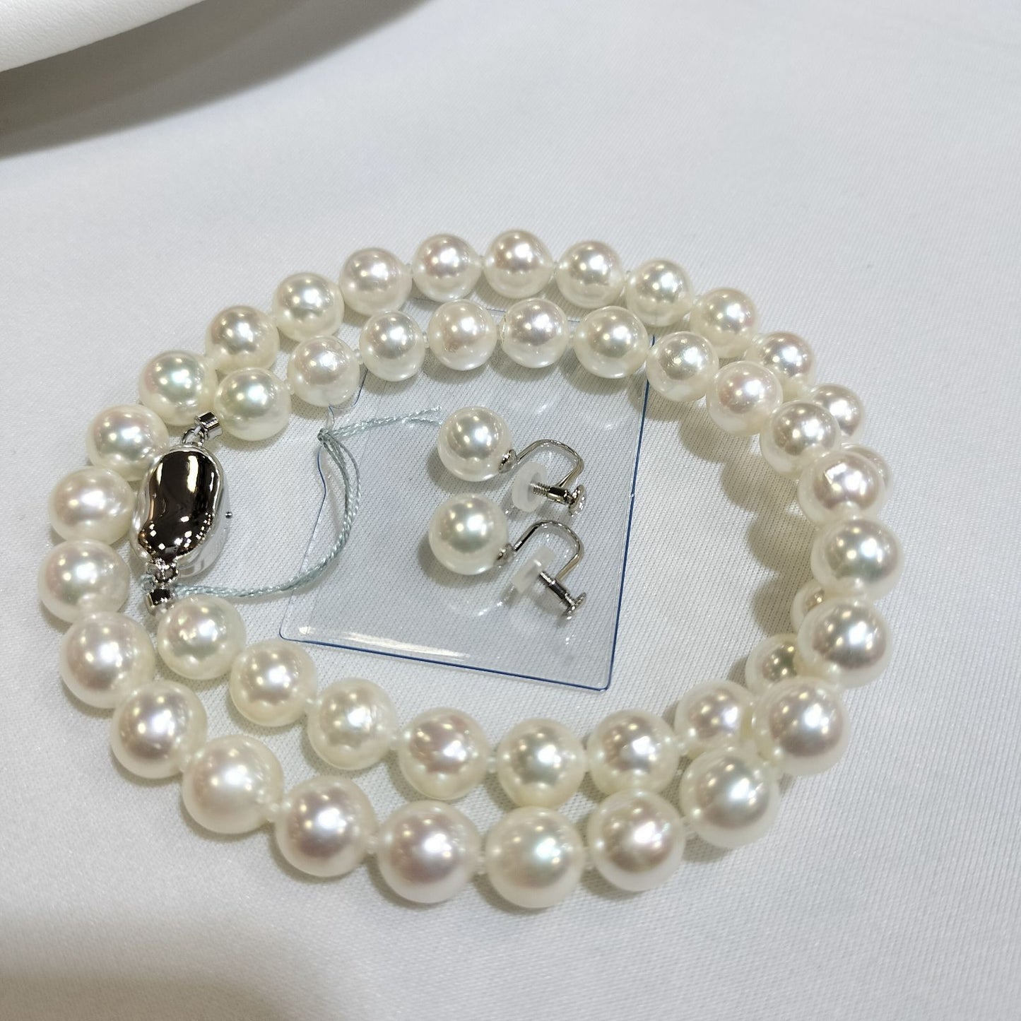 K18WG Akoya Pearl Set with 8-8.5mm pearls and 44cm white gold necklace