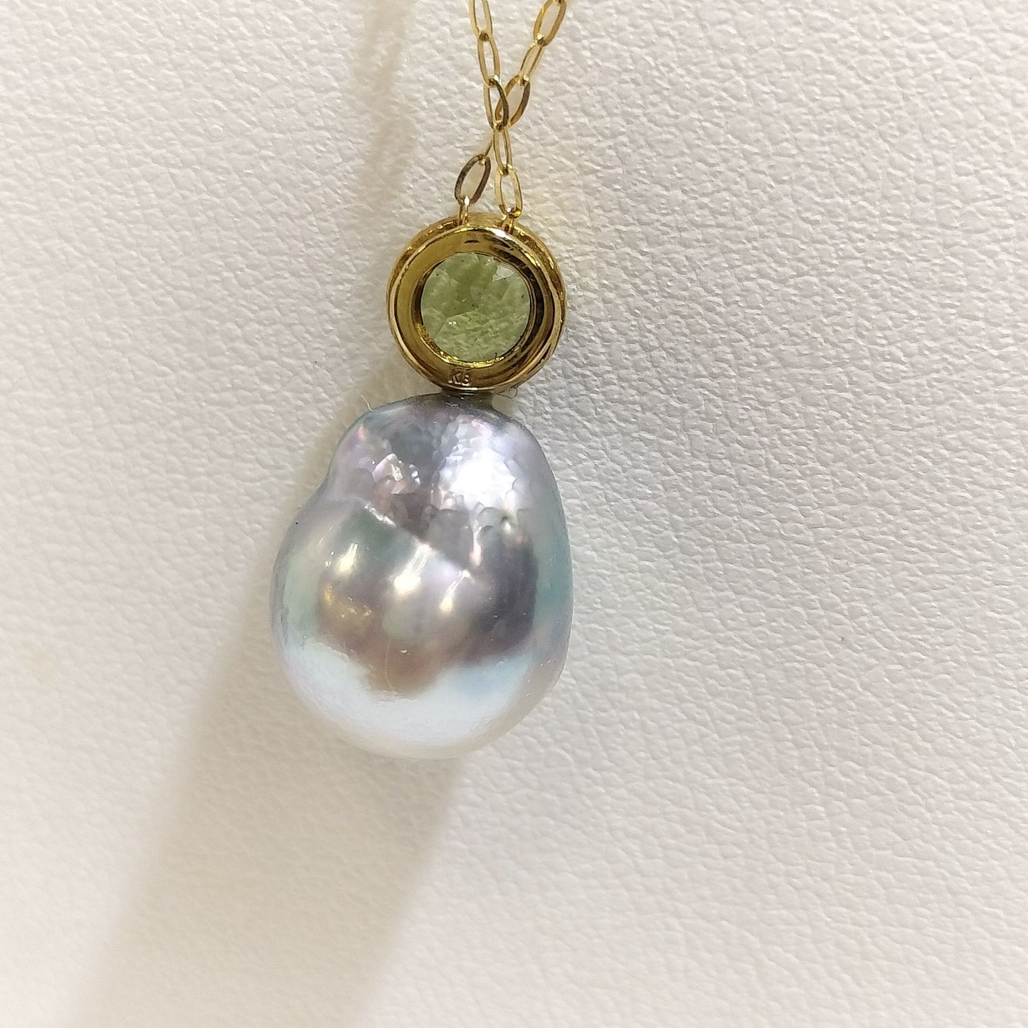 K18YG necklace with 10mm Akoya baroque pearl and peridot on a 45cm chain