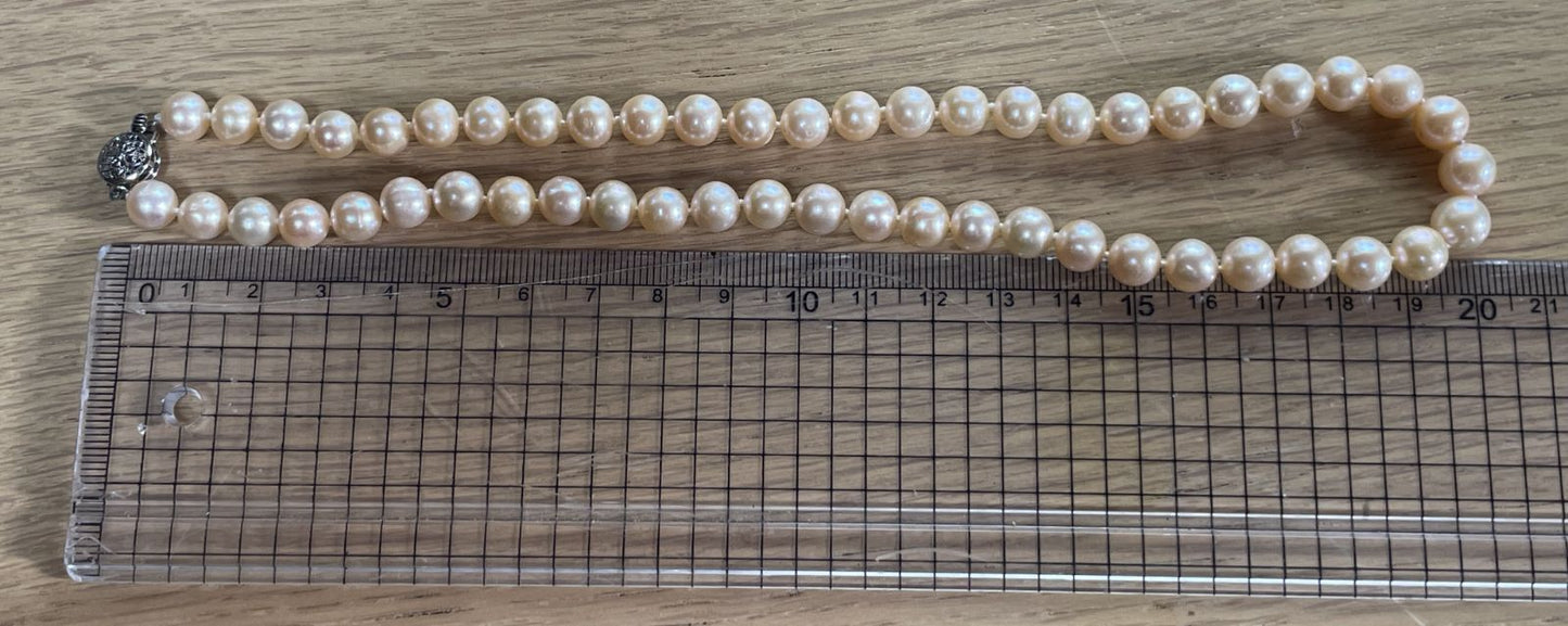 Akoya pink pearl necklace with 7.5mm diameter pearls measuring about 42 cm in length