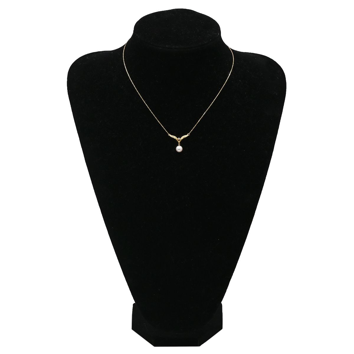 Mikimoto pearl necklace with pearl white and yellow gold, diamond V-shape design, 42 cm length