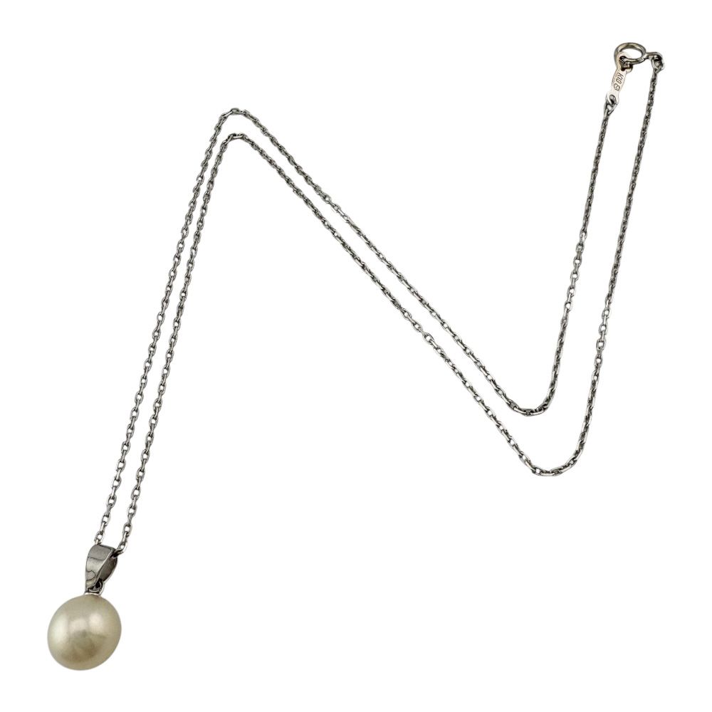 Mikimoto ladies necklace with 18 karat white gold and a single pearl, weighing 3 grams