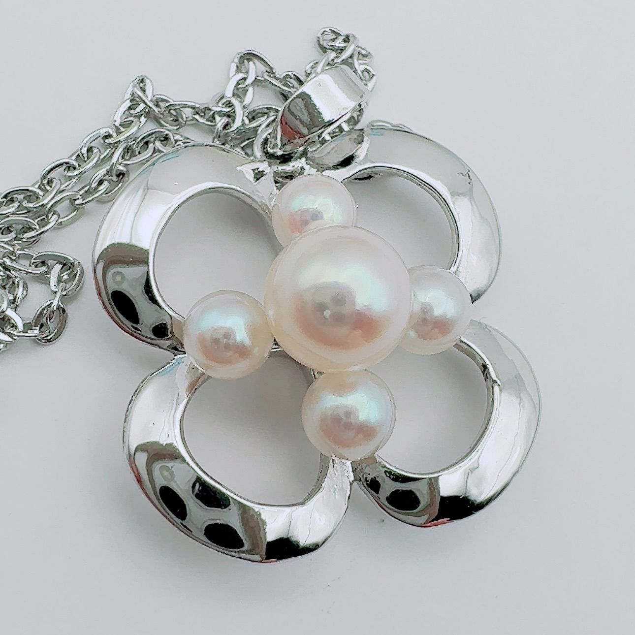 MIKIMOTO silver necklace with 2 cm pendant and 6-3 mm pearls on a 41 cm chain
