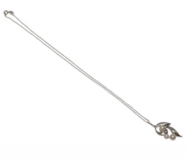 Mikimoto silver pearl pendant necklace with three pearls on a 40.5 cm silver chain