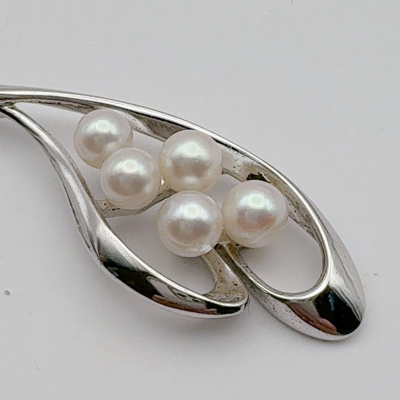 Mikimoto Necklace featuring a 5mm pearl on a 40cm chain with 4.5cm height and 1.6cm width pendant