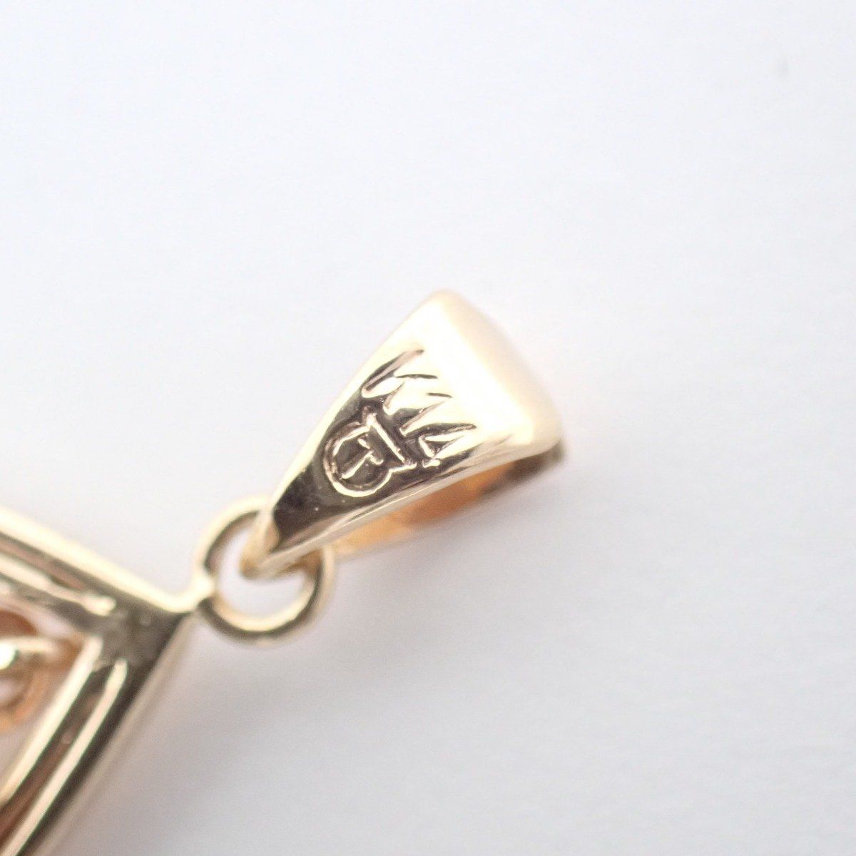 Tasaki pearl pendant top in K14 yellow gold with 6mm round pearl and small loop
