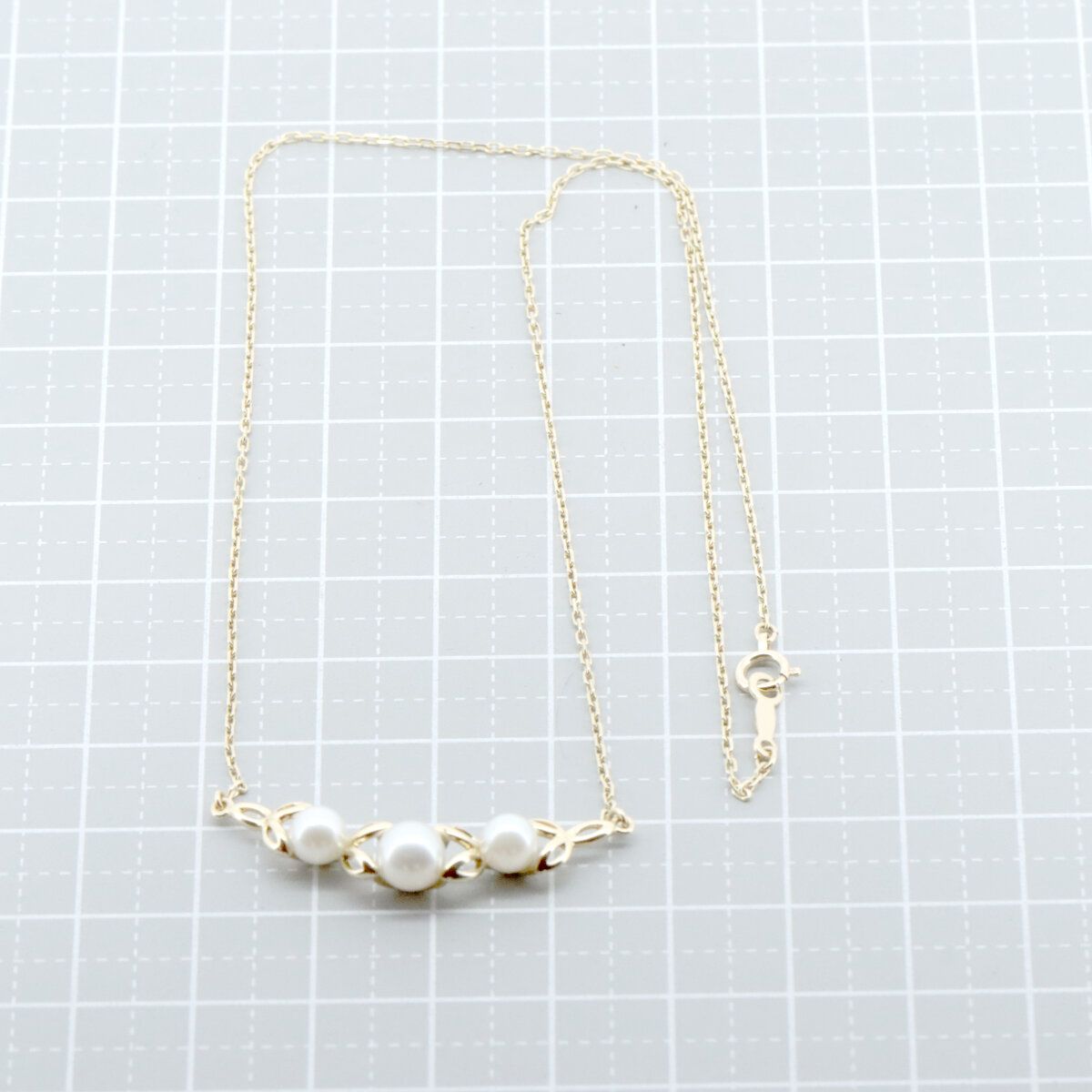 Mikimoto pearl necklace with 4.8mm to 5.9mm pearls set in 18K yellow gold chain