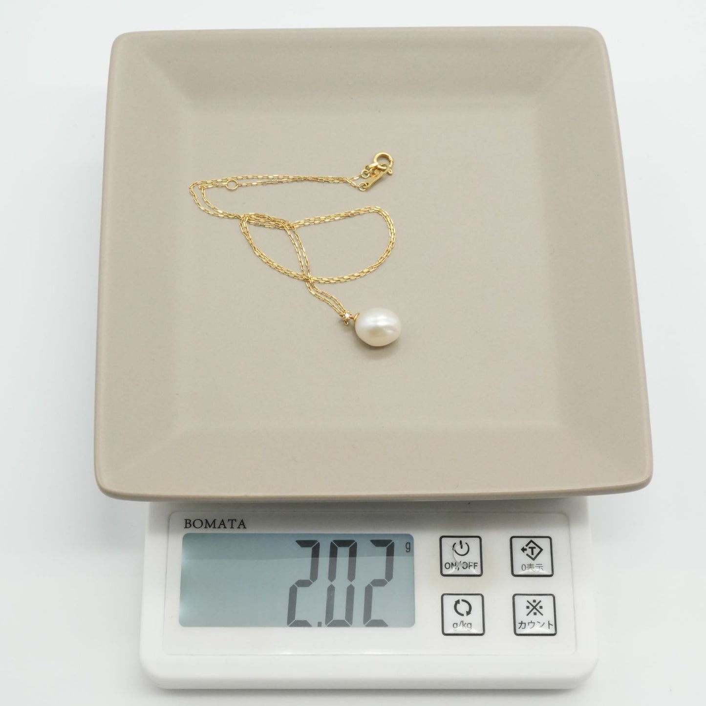 Agate K18 gold necklace pendant with diamond and freshwater pearl on a white background