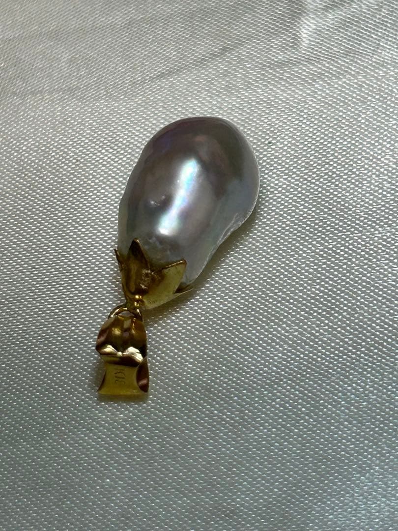 Akoya oyster shell genuine baroque pearl pendant top with natural silver color and K18 engraved ventral ring