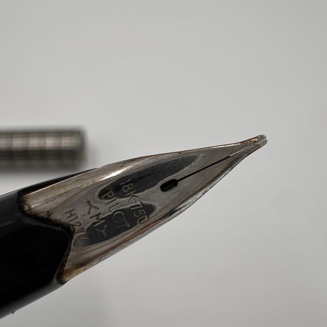 Pilot Elite short pen with lattice pattern cap and 18K medium nib, 120mm length, black body