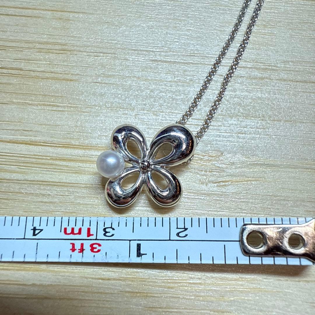Tasaki Pearl necklace with silver flower motif and pearl pendant on adjustable 41cm chain with lobster clasp