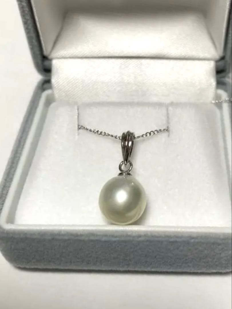 Akoya pearl pendant featuring a 9.2 mm pearl set in silver Bacterianc pendant top