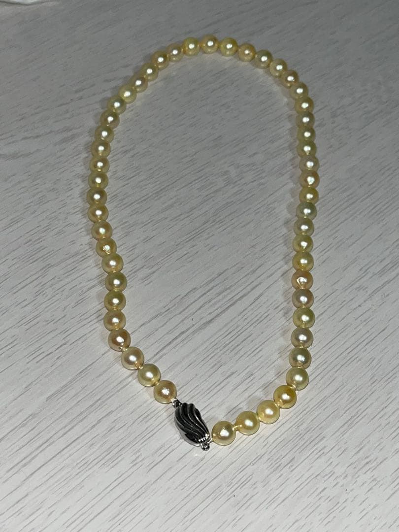 Akoya pearl necklace featuring 7mm pearls with a total length of 43cm displayed on a white background
