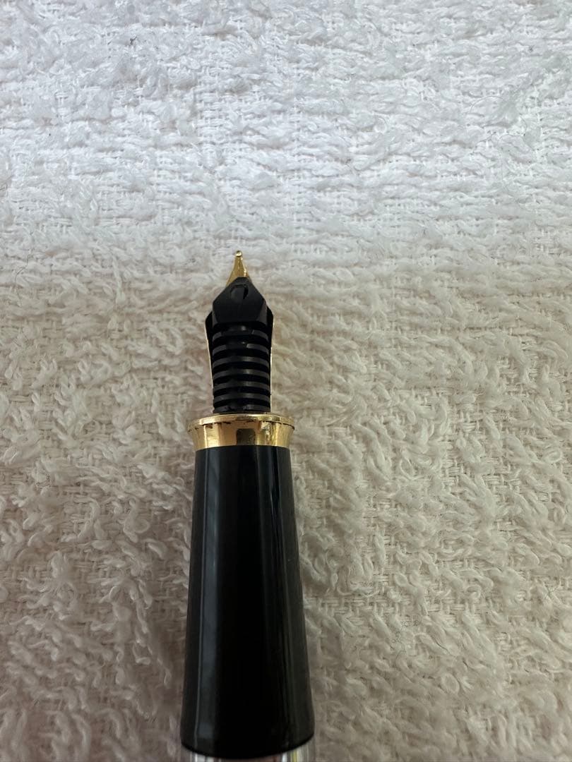 CROSS Vintage fountain pen in silver and gold with matching protective case