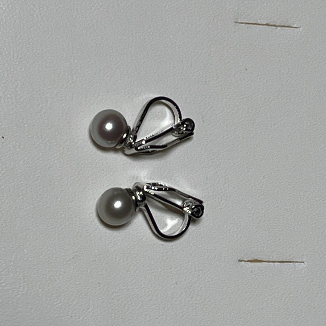 Akoya pearl necklace and earring set with round 7.0-7.4mm pearls on silver metal in green tone, necklace length 46.5 cm