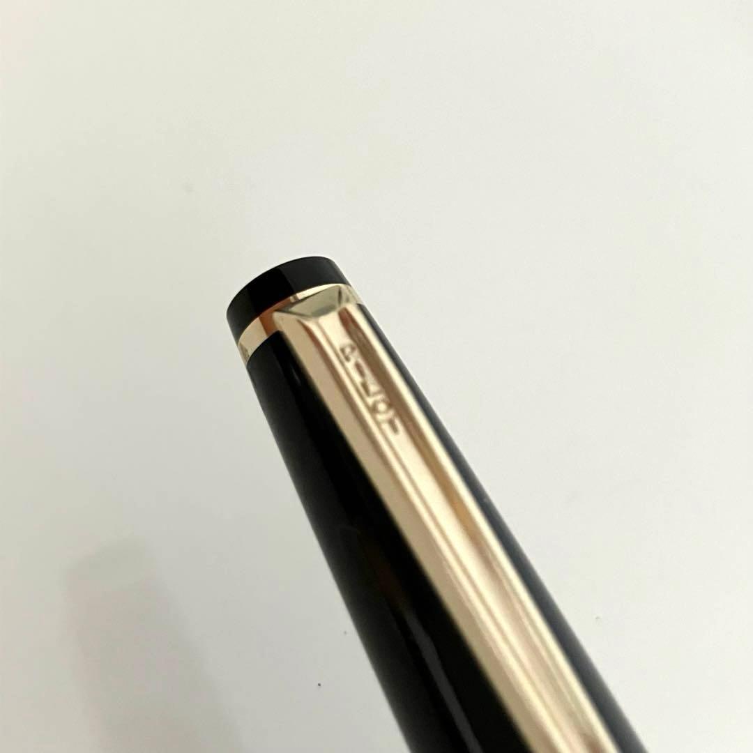 PILOT Elite fountain pen with polished black body and 18K 750 gold nib close-up
