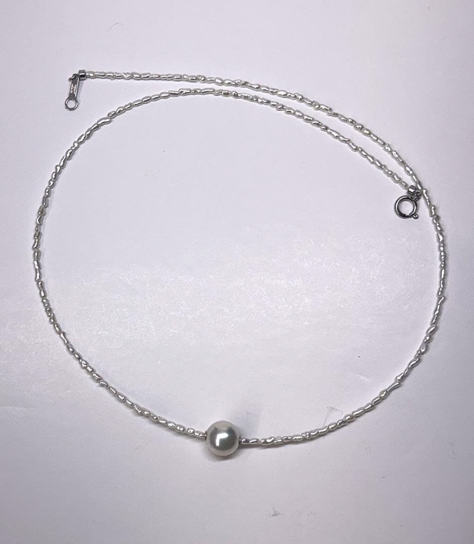 Akoya Keshi Necklace featuring small baroque pearls and a greenish pink Akoya pearl on a 42cm wire finish chain with metal clasp