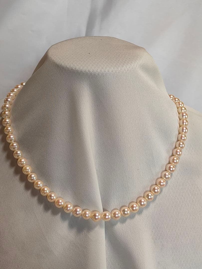 Akoya pearl necklace with 6.5-6.7mm white semi-round pearls and silver engraved bean-shaped clasp, 42.5cm length