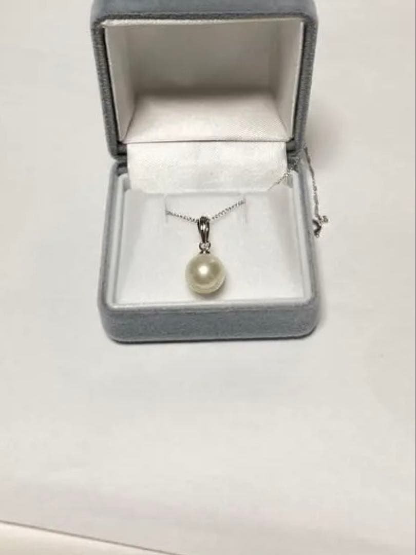 Akoya pearl pendant 9-9.5 millimeters with silver chain featuring simple bishop hat style design