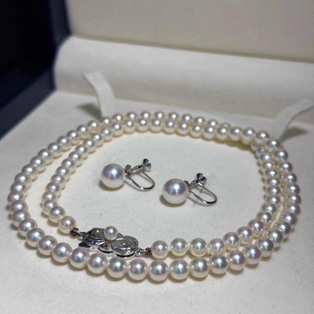 Mikimoto Akoya pearl necklace and earrings set with round white pearls and gold K18 settings