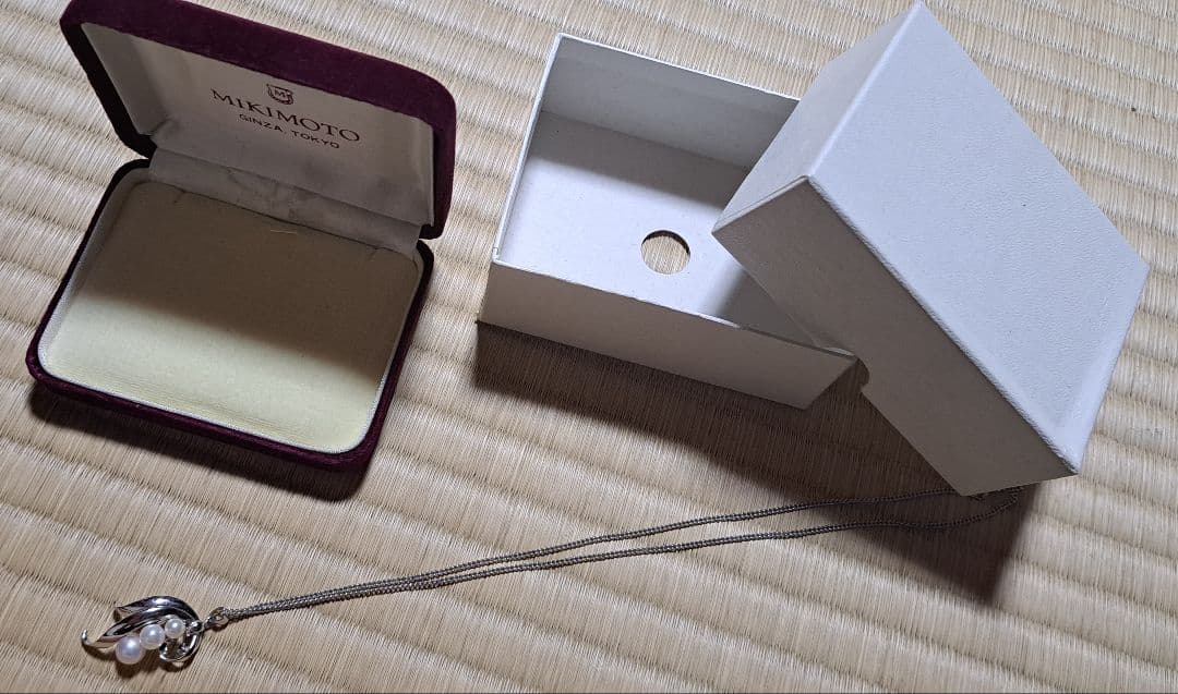 MIKIMOTO Silver Pearl Necklace with pearl pendant displayed with dedicated case and outer box