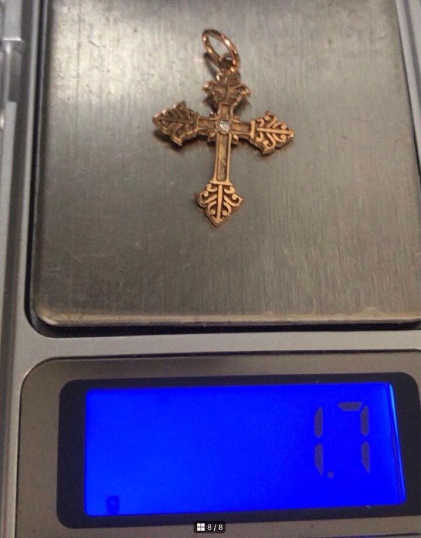 Agatte K10 gold pendant top with antique leaf motif cross and center diamond weighing 1.79 grams
