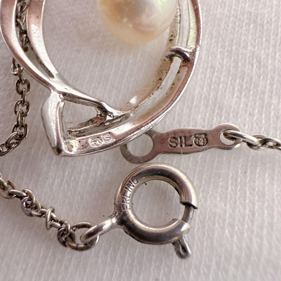 MIKIMOTO Silver necklace with one round Akoya pearl bead and 41 cm chain displayed on white background