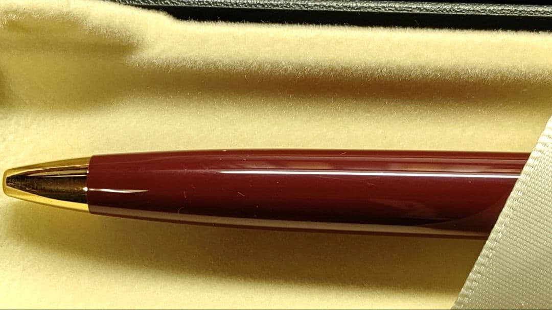 Red metal ballpoint pen with dry-up ink and matching dedicated case