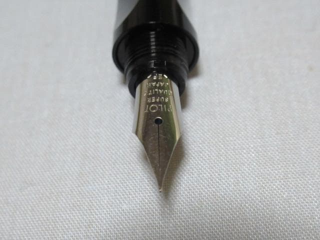 Pilot black and red fountain pen for calligraphy with sleek design measuring 138.5 mm length and 13 mm diameter.