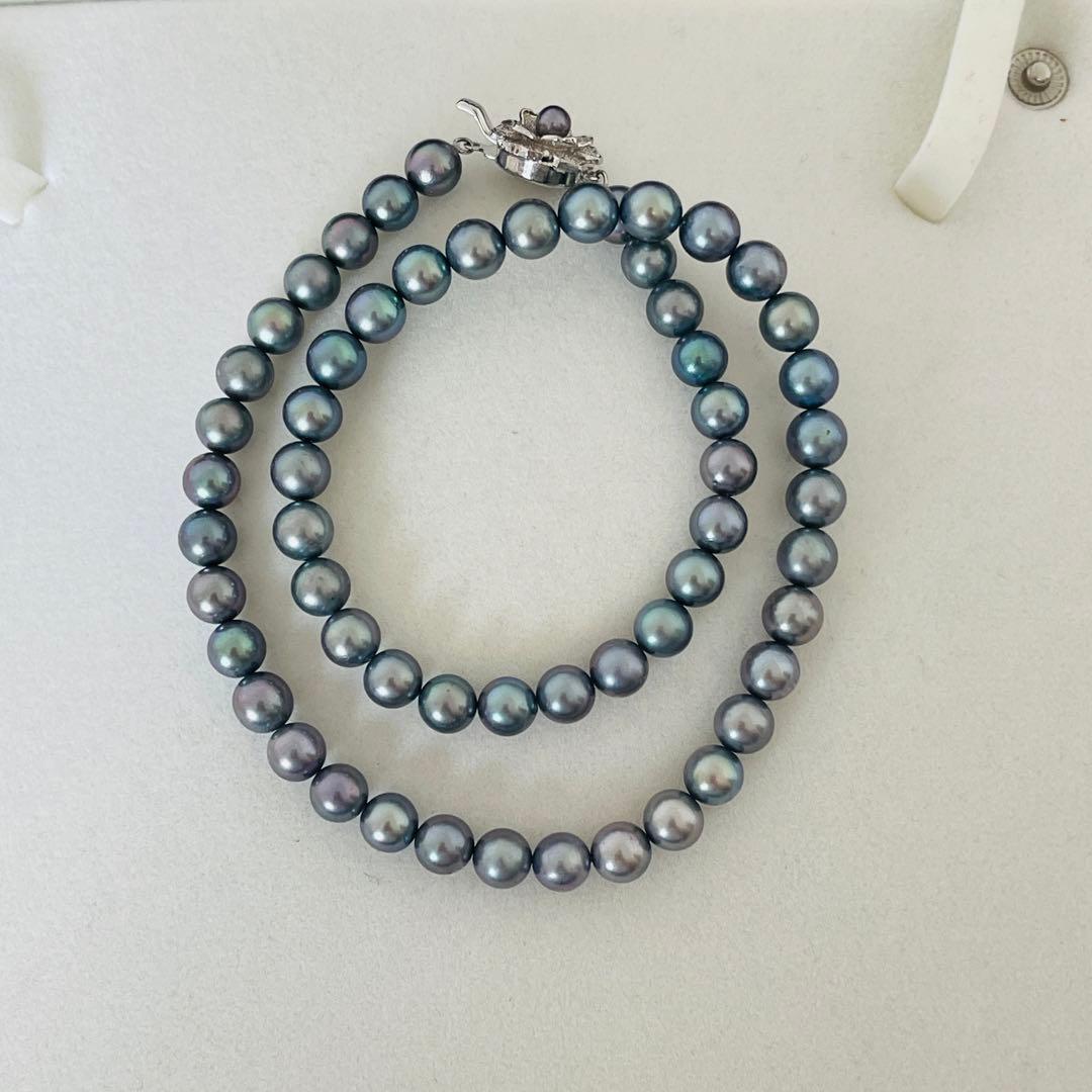 Akoya black pearl necklace with 7.5mm round peacock green pearls on a 43cm silver chain