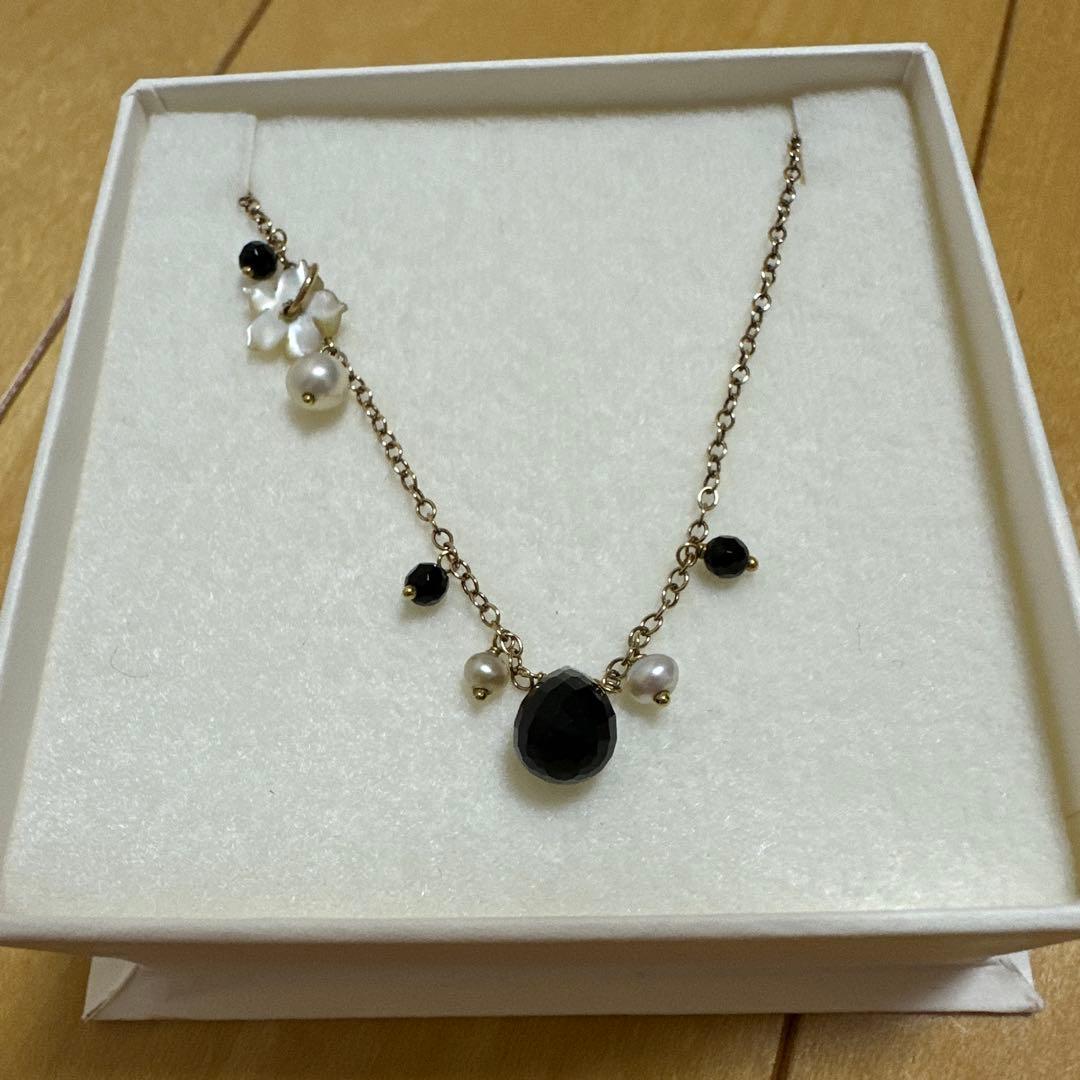 Elegant agate necklace with K9 onyx, freshwater pearl, and white mother-of-pearl beads on a 40 cm chain