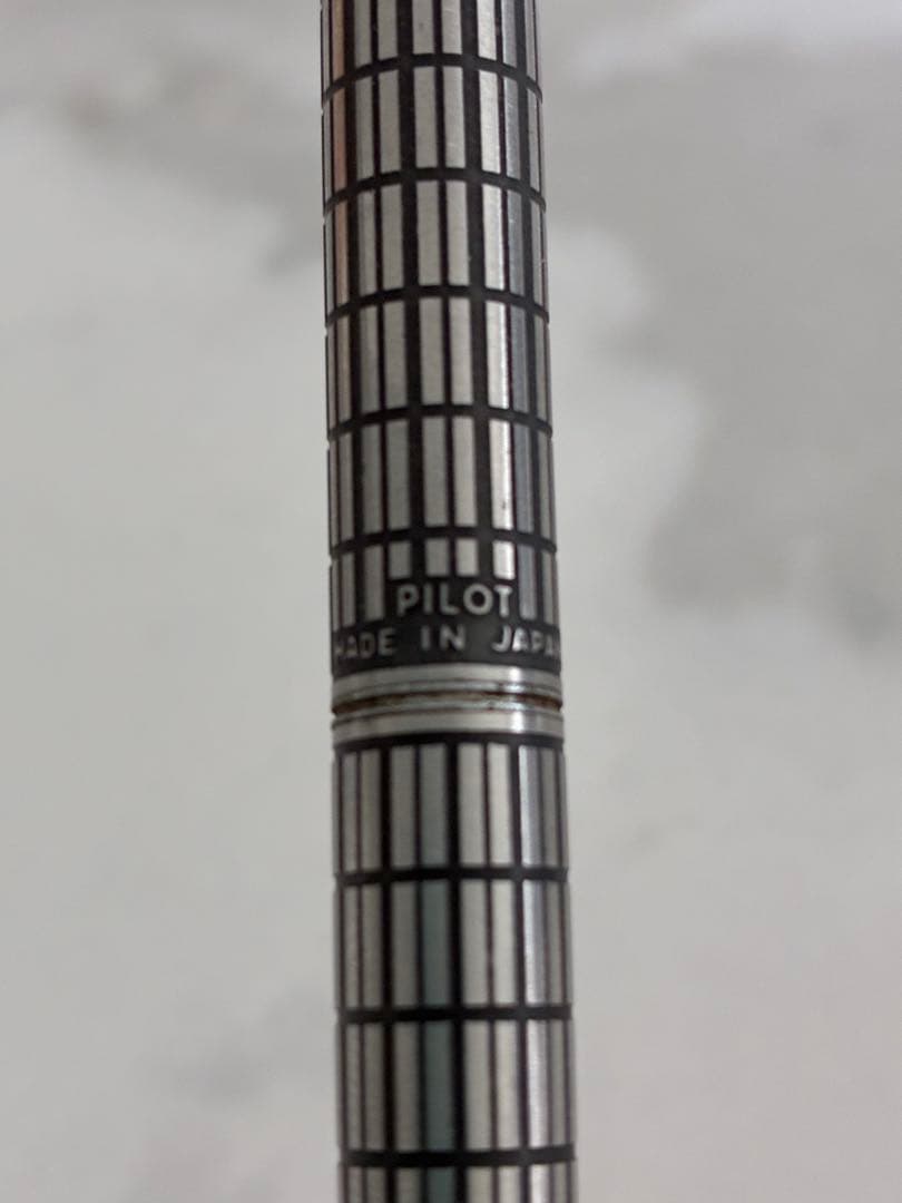 Pilot Elite ballpoint pen model PILOT エリート shown with sleek black barrel and silver clip