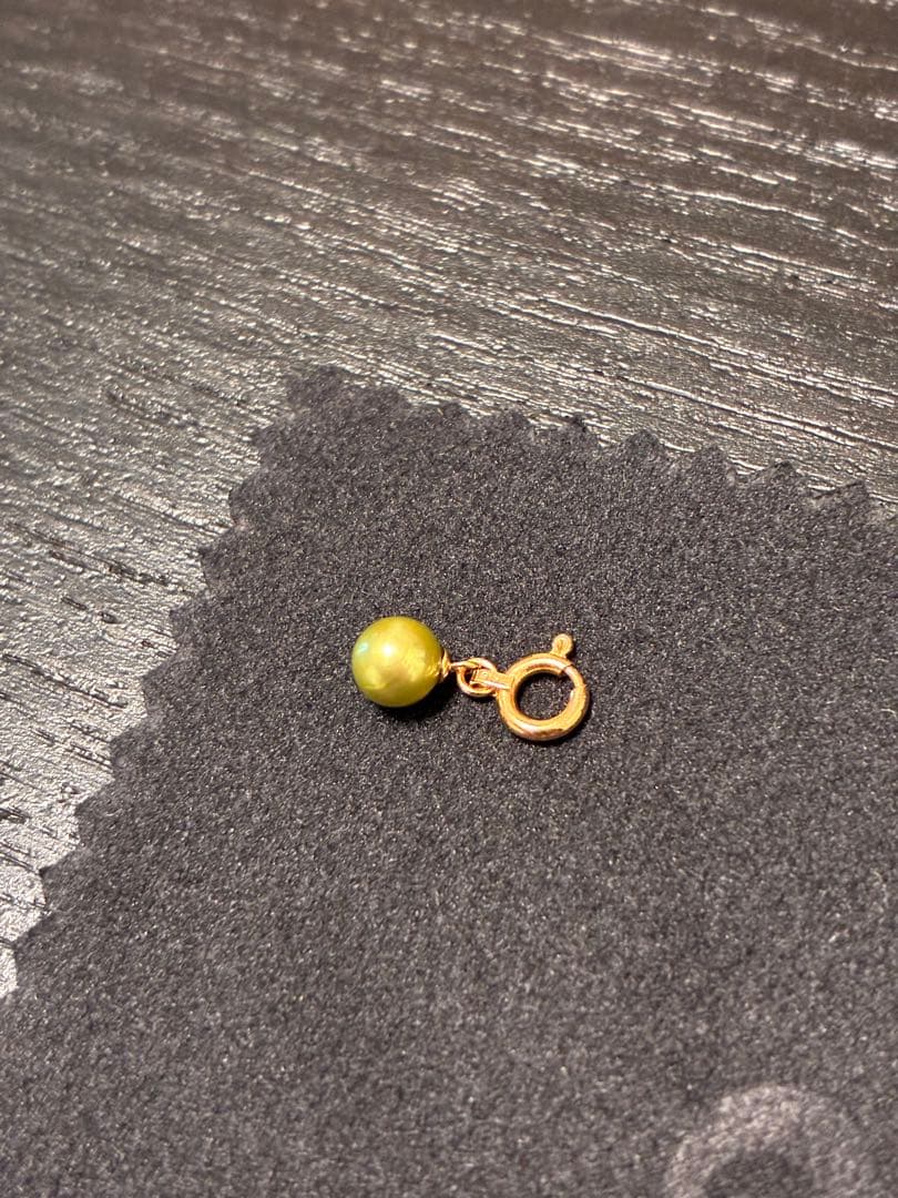Pistachio green Akoya pearl charm made of K18 metal with 1.3 cm length