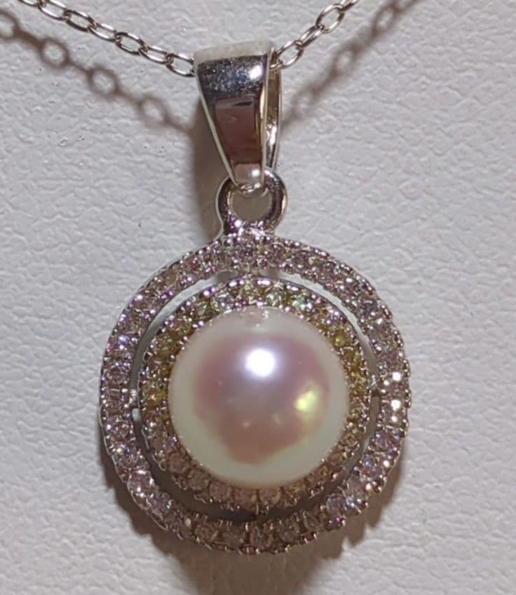 Ayoka pearl and freshwater pearl flower pendant on a 40 cm silver chain with extender