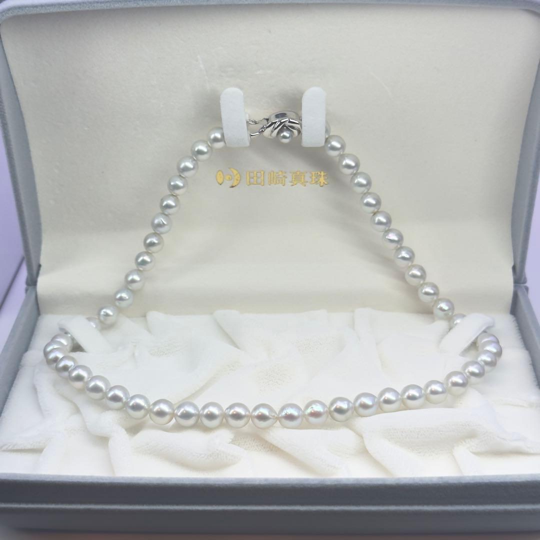 Tasaki silver gray pearl necklace with 7.6-7.8mm pearls measuring approximately 41cm in length