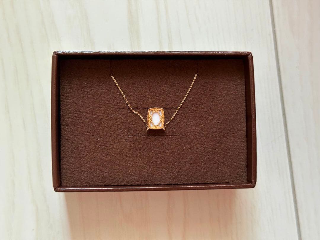 Pink K10 gold necklace featuring a delicate agate conch shell pendant