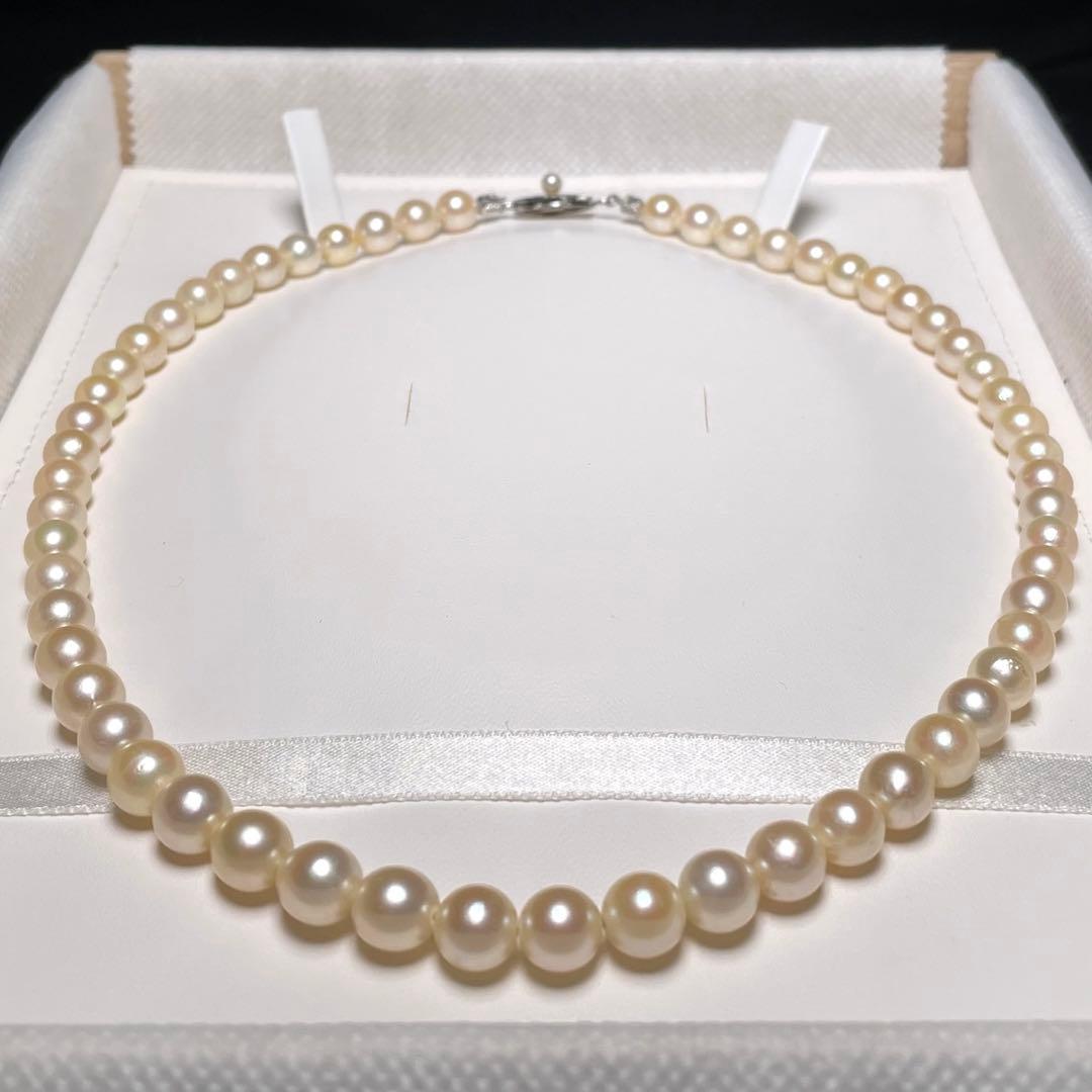 Natural-colored Akoya pearl necklace with 6.7 to 7.7 mm round white pearls and silver clasp, 44.5 cm long