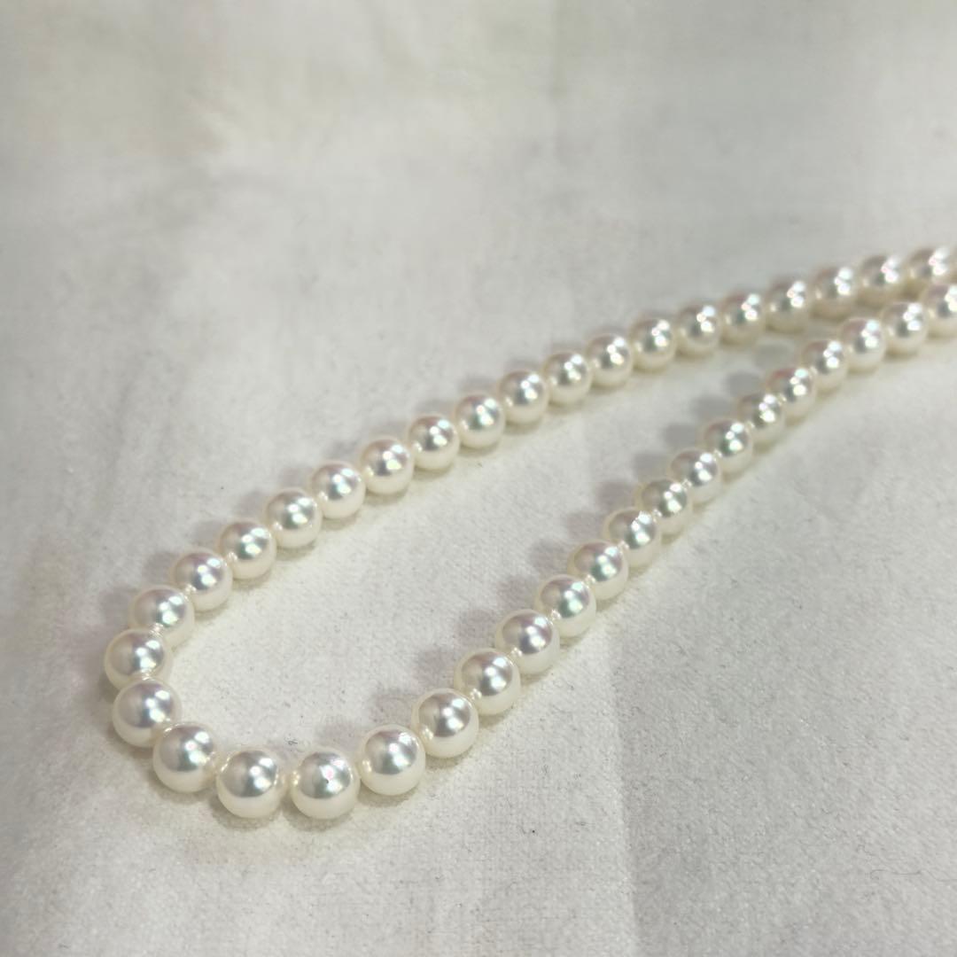 Akoya pearl necklace and matching earrings with white pearls and silver 925 necklace clasp and 14K white gold screw-back earrings