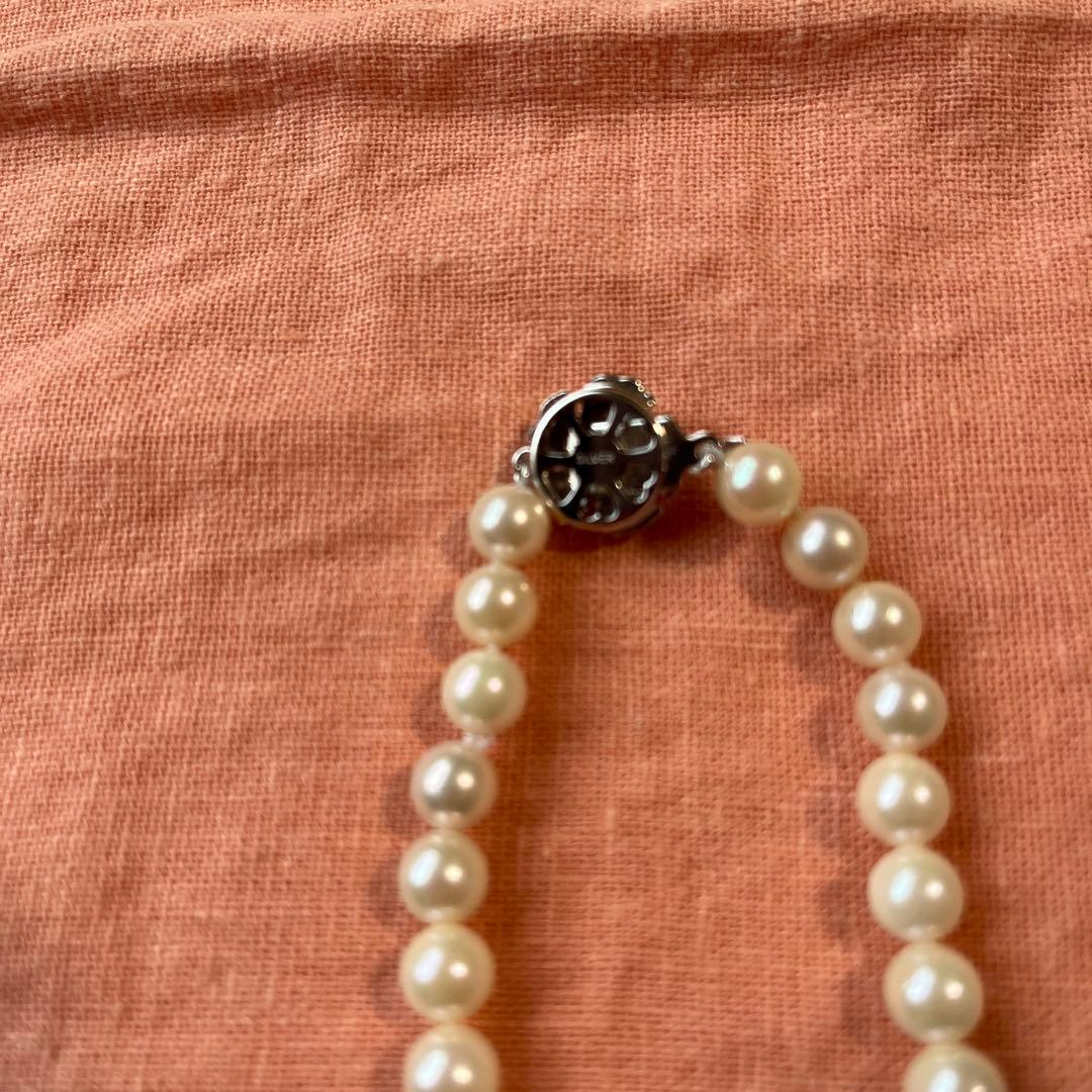 Silver engraved necklace featuring lustrous Akoya pearls with a 40 cm length