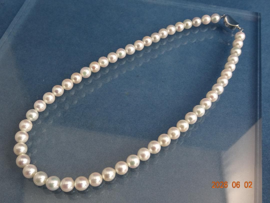 Akoya pearl necklace featuring 7.5-8 mm pearls on a 43 cm strand with silver one-touch clasp