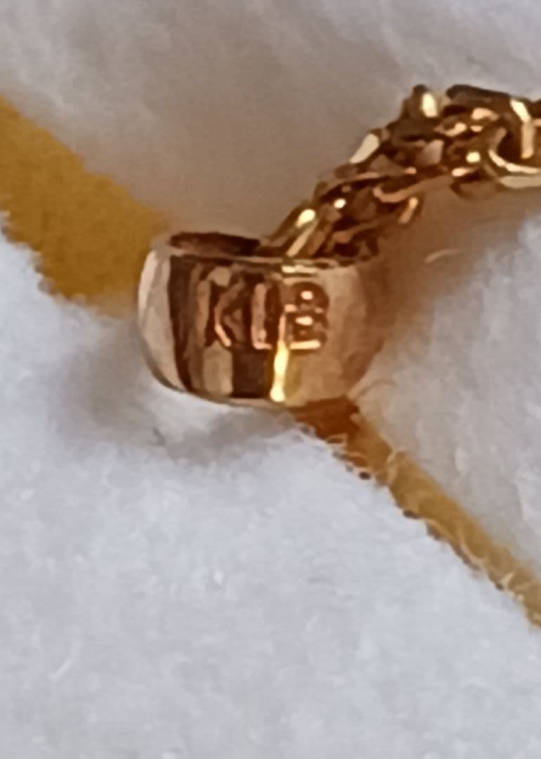 K18 Akoya Pearl Pendant Top with 8mm round pearl showing good luster and bright surface