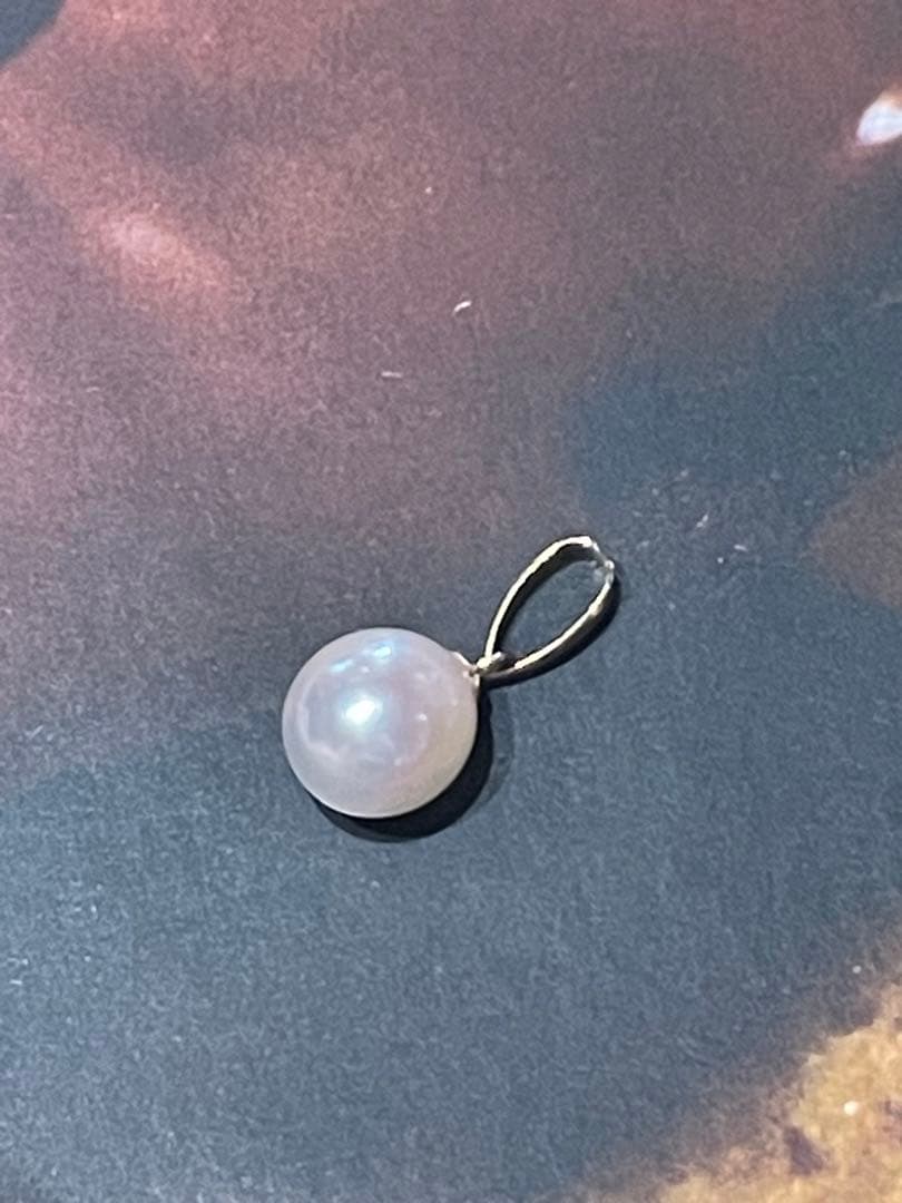 K18 18 karat gold pendant top with a genuine Akoya pearl of 7mm or more