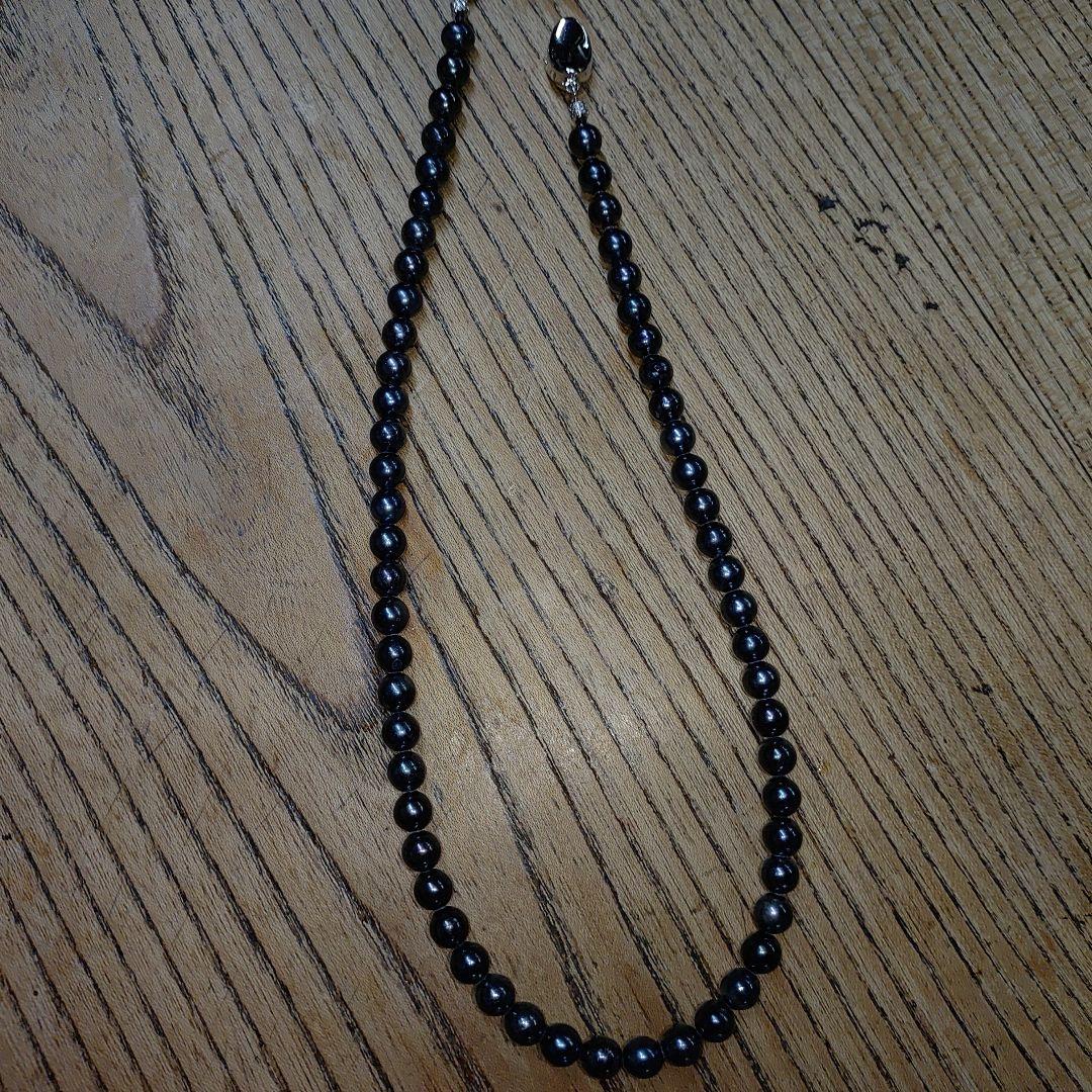 Akoya pearl necklace with blue-black pearls 6.5 to 7 mm and silver S925 clasp on white background
