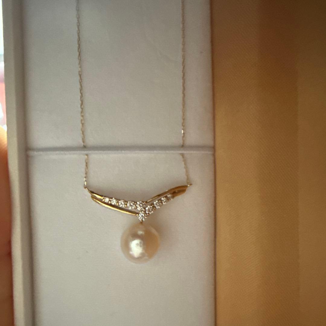 18k gold necklace with 0.2ct diamond and 8.5mm Akoya pearl on a white background