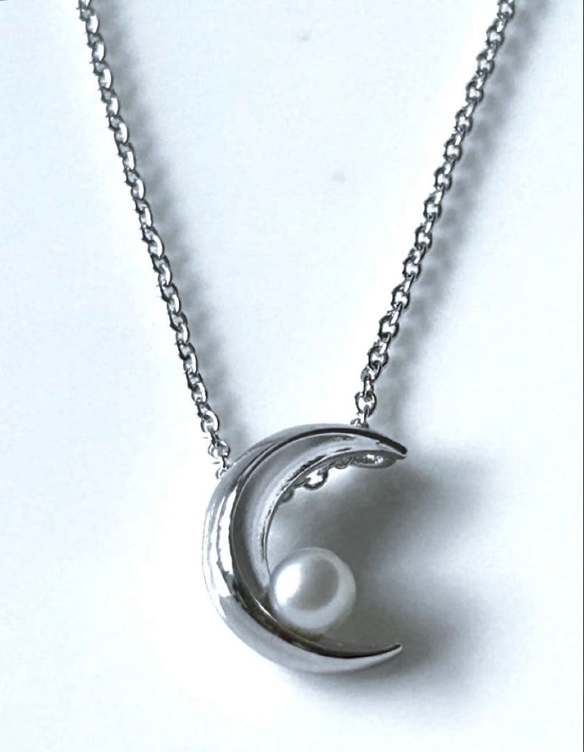 Tasaki pearl crescent necklace with genuine pearls on silver chain, adjustable 42 cm length