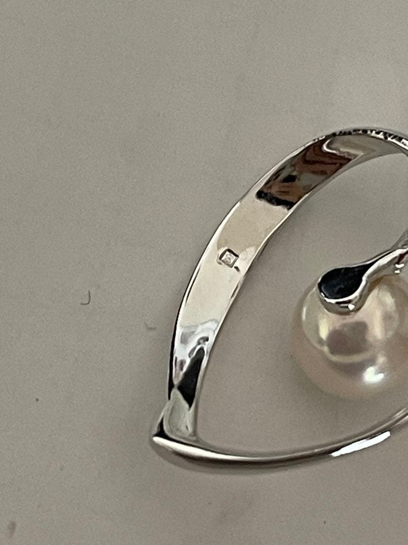 Mikimoto silver necklace pendant featuring one small pearl with S mark in used condition