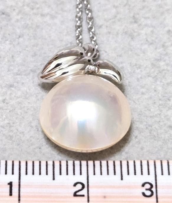 Tasaki Pearl Mabe Pearl silver necklace with a 42cm chain and detailed top shown