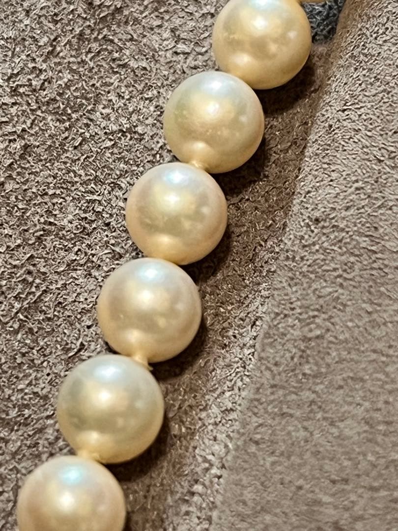 Mikimoto pearl necklace with 7mm pearls and decorative clasp measuring 43 cm in length