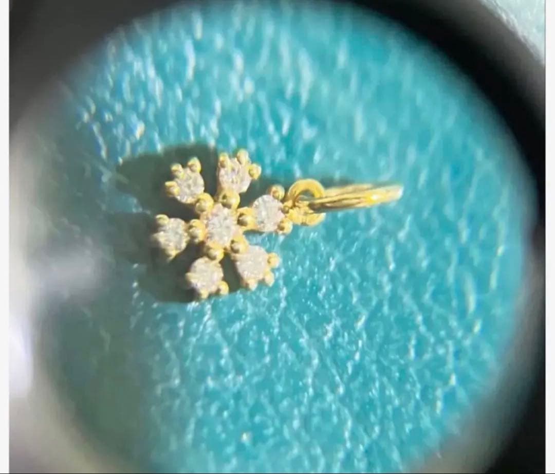 Agete Flower Snow Crystal pendant charm made of 18 karat gold with a delicate floral snow crystal design