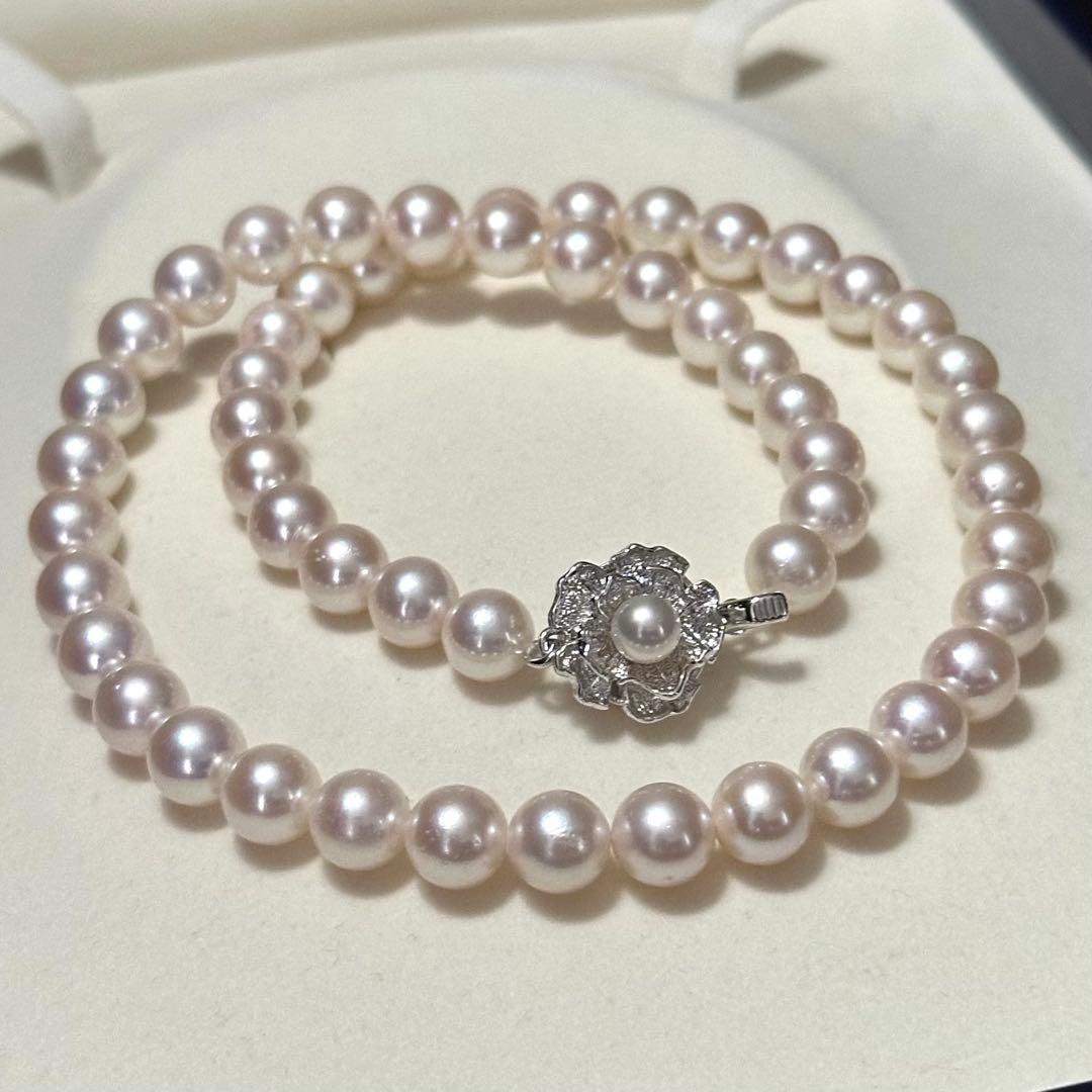 Akoya pearl necklace with 7.5-8.0mm pearls and 43 cm length displayed on a white background