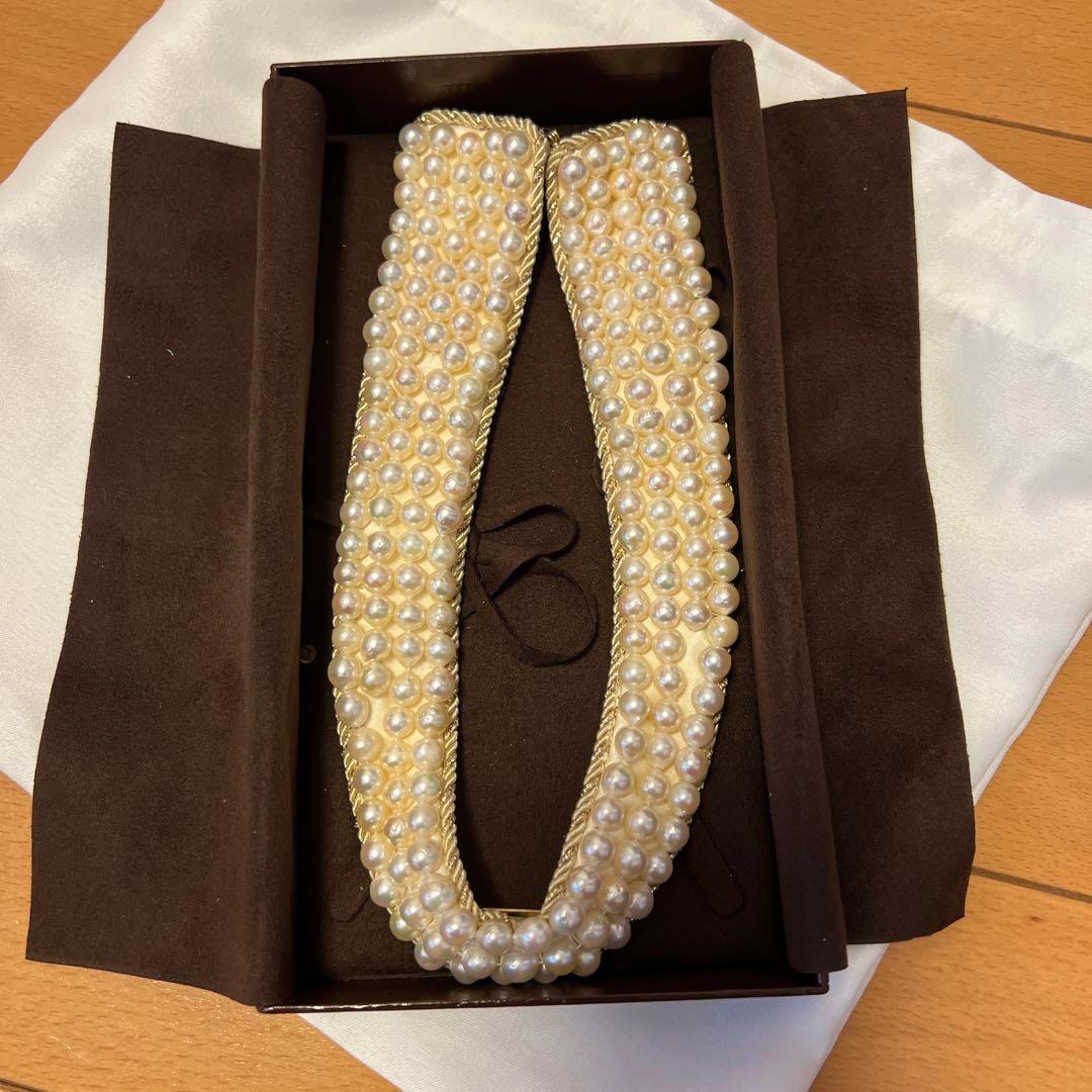 Agete Pearl Necklace featuring white pearls with included jewelry box, in excellent condition without damage or discoloration